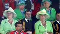 Queen Elizabeth II menggunakan baju dengan warna yang sama seperti orang lain.