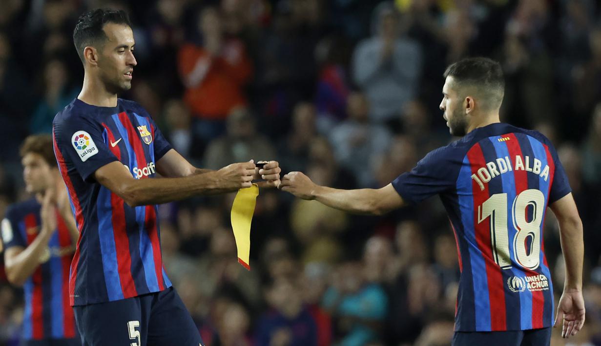 Dua pemain senior Barcelona yang kerap menyandang ban kapten, Sergio Busquets dan Jordi Alba telah memutuskan pergi pada akhir musim 2022/2023 dan telah memainkan laga terakhirnya di depan publik sendiri saat menang 3-0 atas Mallorca di Camp Nou, Senin (29/5/2023) dini hari WIB. Busquets akan meninggalkan klub yang dibelanya selama 15 tahun begitu habis kontrak pada 30 Juni 2023. Sedangkan Alba sepakat mengakhiri kontrak satu tahun lebih cepat di akhir musim ini. Menarik untuk ditunggu siapakah yang akan meneruskan estafet ban kapten Barcelona yang ditinggalkan keduanya? Berikut 4 kandidatnya. (AP Photo/Joan Monfort)