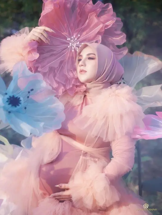 Mengenakan gaun tille bernuansa pink, tampilannya cantik bagai sebuah boneka. (Foto: instagram.com @fdphotography90/@_irishbella_)