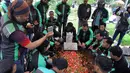 Ada pemandangan unik kala jenazah Laila dibawa menuju ke lokasi pemakaman dari kediaman Laila di Tangkiwood. Puluhan ojek online ikut serta dalam mengawal dan menggotong jenazah Laila. (Nurwahyunan/Bintang.com)