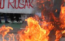 FOTO: Protes Kecurangan Pemilu, Massa Bakar Ban dan Caleg Bikin Laporan di Bawaslu DKI