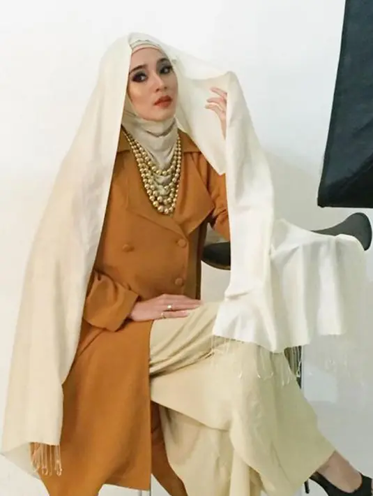 Pesinetron Dhini Aminarti semakin cantik dengan balutan hijab yang menutupi mahkota kepalanya tersebut. (instagram.com/dhiniaminarti)