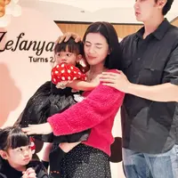 Melihat gaya serasi Hito Caesar dan Felicya Angelista yang merayakan ulang tahun anak kedua mereka bertema Minnie & Mickey Mouse. [@felicyangelista_].