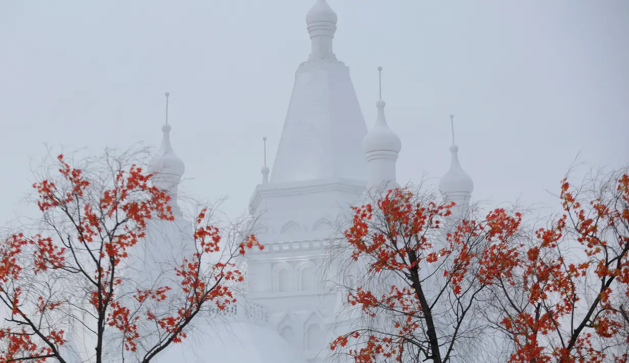 Bangunan besar menjulang tinggi yang terbuat dari es di kota utara Harbin, provinsi Heilongjiang , Cina, (5/1). Wahana ini dibuat menjelang festival Interrnasional es dan salju yang diadakan ditempat ini. (REUTERS/Aly Song)