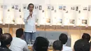 Calon Presiden Nomor Urut 01 Joko Widodo (Jokowi) berdiskusi dengan masyarakat kreatif Bandung di Simpul Space, Bandung, Jawa Barat, Sabtu (10/11). Selain berdialog, Jokowi juga meninjau produk kreatif yang dipajang di ruangan. (Liputan6.com/Angga Yuniar)