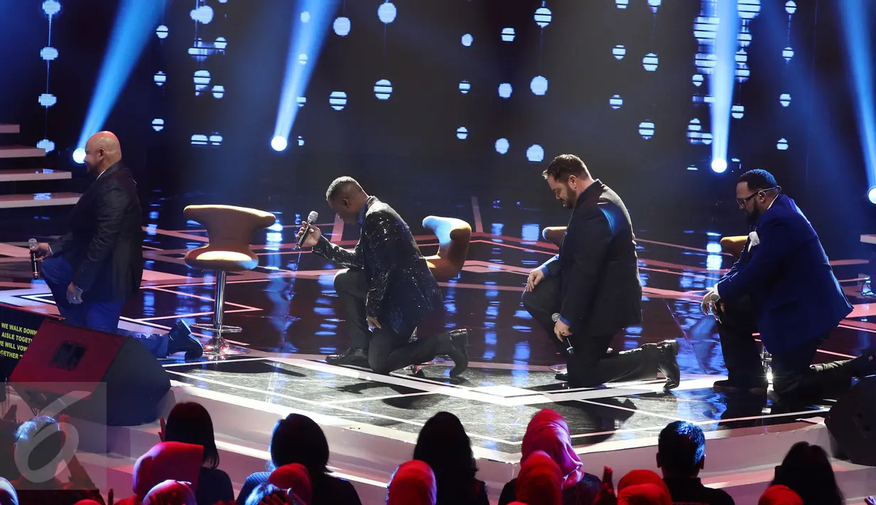 Koreografi dari All 4 One di acara Golden Memories International di Studio 5 Indosiar, Jakarta, Selasa (10/1). (Liputan6.com/Herman Zakharia)