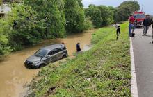 Gara-Gara Sopir Sibuk Cari Kartu e-Toll, Toyota Rush Nyebur ke Sungai Samping Rel Kereta Bandara Soetta