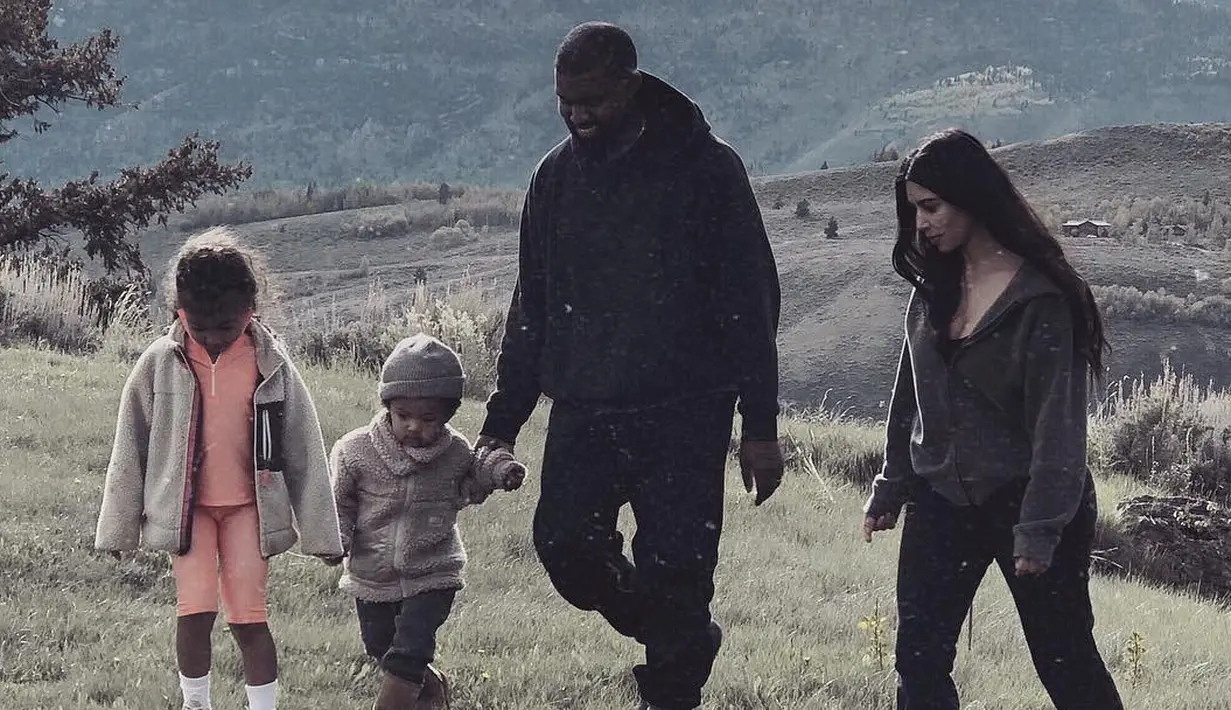 "Selamat ulang tahun sayang @kanyewest!!! Ini adalah tahun yang liar namun kami di sini dan hidup bahagia!" tulis Kim. (instagram/kimkardashian)