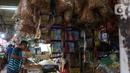 Seorang  pedagang menata beras dagangannya di pasar Kebayoran Lama, Jakarta, Senin (2/12/2019). Badan Pusat Statistik (BPS) mencatat angka inflasi sepanjang Januari-November 2019 sebesar 2,37 persen, lebih kecil ketimbang periode yang sama tahun lalu sebesar 2,50 persen. (Liputan6.com/Angga Yuniar)