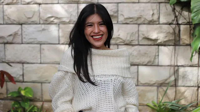 wanita februari tersenyum senang