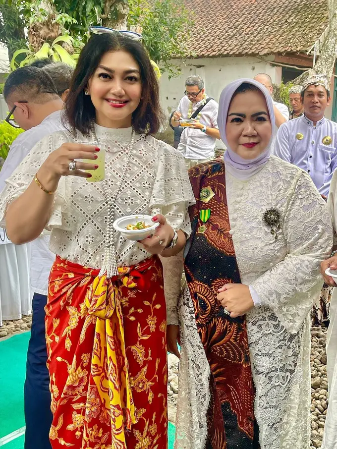 Potret Bella Saphira Cicipi Kuliner Khas di Keraton Kasepuhan Cirebon, Abadikan Momen Bareng Kanjeng Ratu