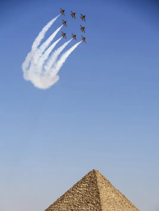 Pesawat KAI T-50 Golden Eagle dari 53rd Air Demonstration Group "Black Eagles" tim aerobatik Angkatan Udara Korea Selatan tampil selama Pyramids Air Show 2022 di atas Piramida Menkaure di Giza Pyramids Necropolis, Mesir, 3 Agustus 2022. (Mahmoud Khaled/AFP)