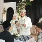 Alnez Rainansantana dan Nazwa Aulia, siswa kelas XII MIPA 3, SMA Negeri 4 Bandung, pemeran pasangan pengantin dalam simulasi pernikahan tengah memperlihatkan buku nikah (dok/achmad yani yustiawan)