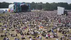 Penonton festival menyaksikan Bill Bailey tampil di Obelisk Arena di festival Latitude di Henham Park, Southwold, Inggris, Minggu (25/7/2021). Ribuan orang memadati area Festival Latitude di Inggris timur pada Jumat (23/7/2021) waktu setempat. (Jacob King/PAvia AP)