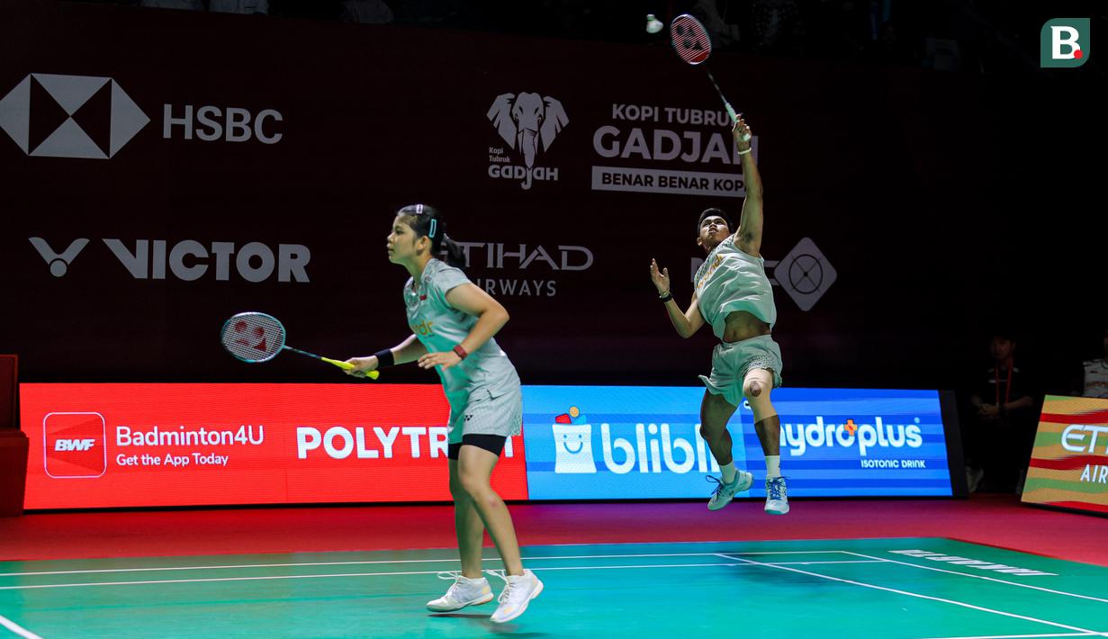 Pasangan ganda campuran Indonesia, Jafar Hidayatullah/Felisha Pasaribu berusaha mengembalikan kok ke arah wakil Korea Selatan, Kim Jae Hyeon/Jang Ha Jeong dalam babak 32 besar Indonesia Open 2026 di Istora Senayan, Jakarta, Rabu (03/06/2026). (Bola.com/Bagaskara Lazuardi)