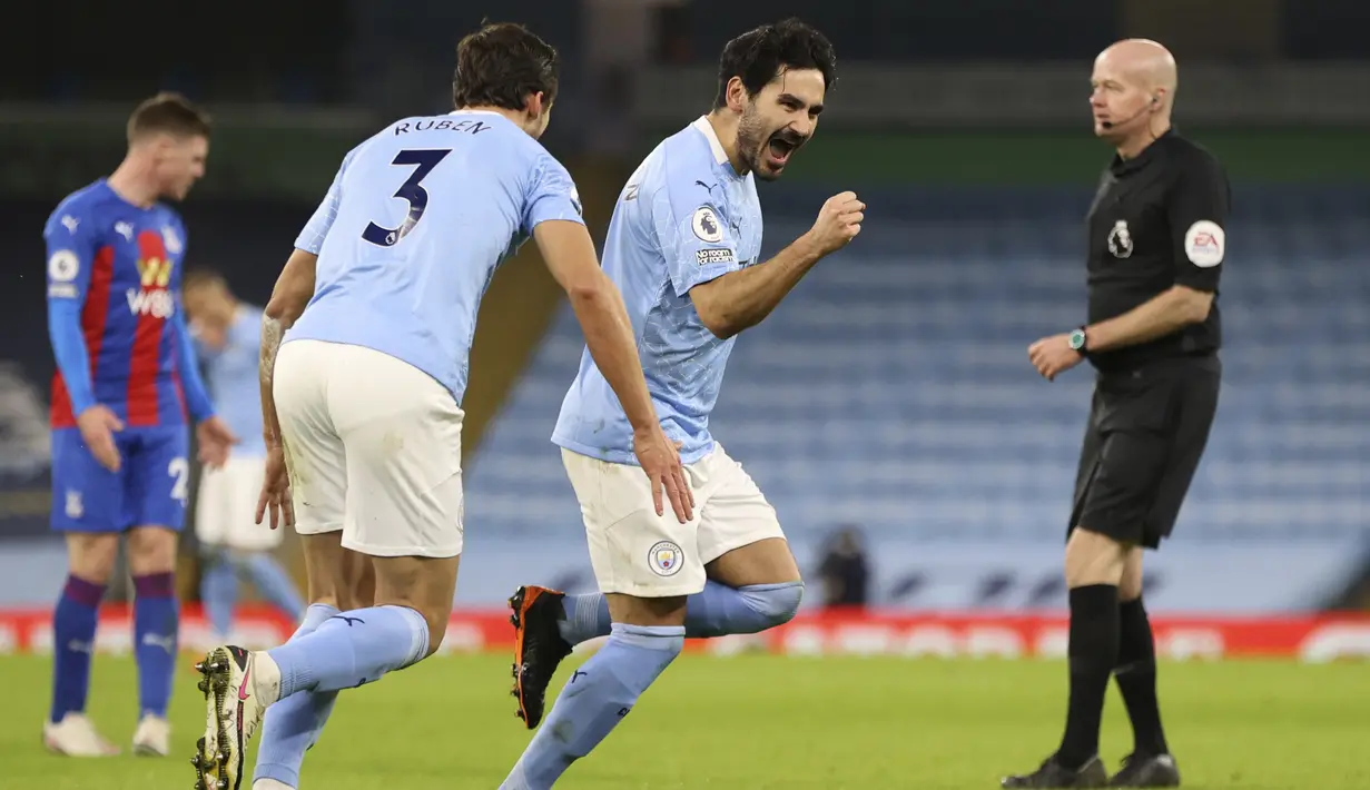 Gelandang Manchester City, Ilkay Gundogan (tengah) berselebrasi usai mencetak gol ke gawang Crystal Palace pada pertandingan lanjutan Liga Inggris di Stadion Etihad, Senin (18/1/2021). Man City telah membukukan kemenangan kelima beruntun di kompetisi ini. (Clive Brunskill/Pool via AP)