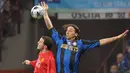 Striker Inter Milan, Zlatan Ibrahimovic, berebut bola dengan pemain MU, John O'Shea, pada leg kedua babak 16 Besar Liga Champions musim 2008/2009 di Stadion Old Trafford, Manchester, (11/3/2009). MU menang 2-0. (AFP/Christophe Simon)