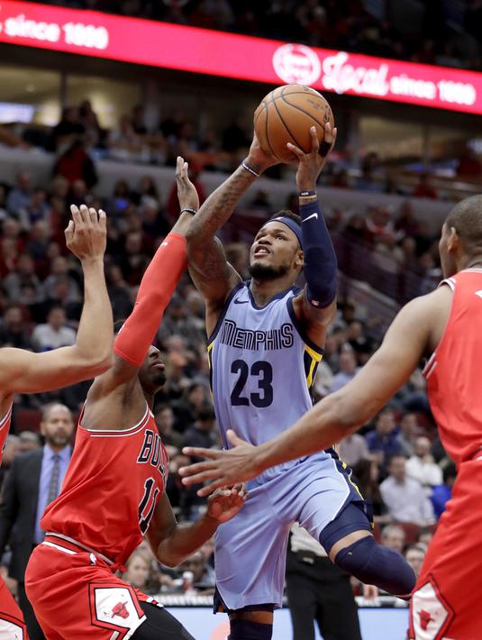 Aksi oemain Memphis Grizzlies, Ben McLemore (tengah) melewati adangan para pemain Chicago Bulls pada laga NBA basketball game di United Center, Chicago, (7/3/2018). Chicago Bulls menang 119-110. (AP/Charles Rex Arbogast)