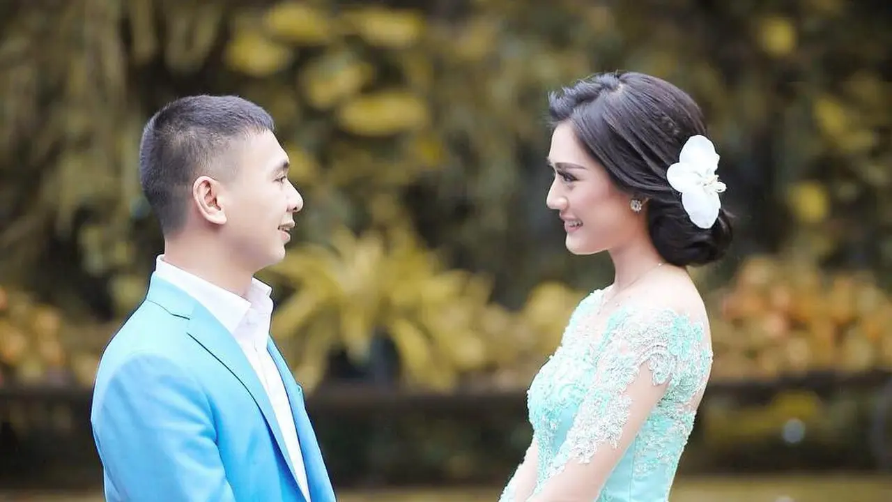 [Bintang] Raditya Dika dan Anissa Aziza