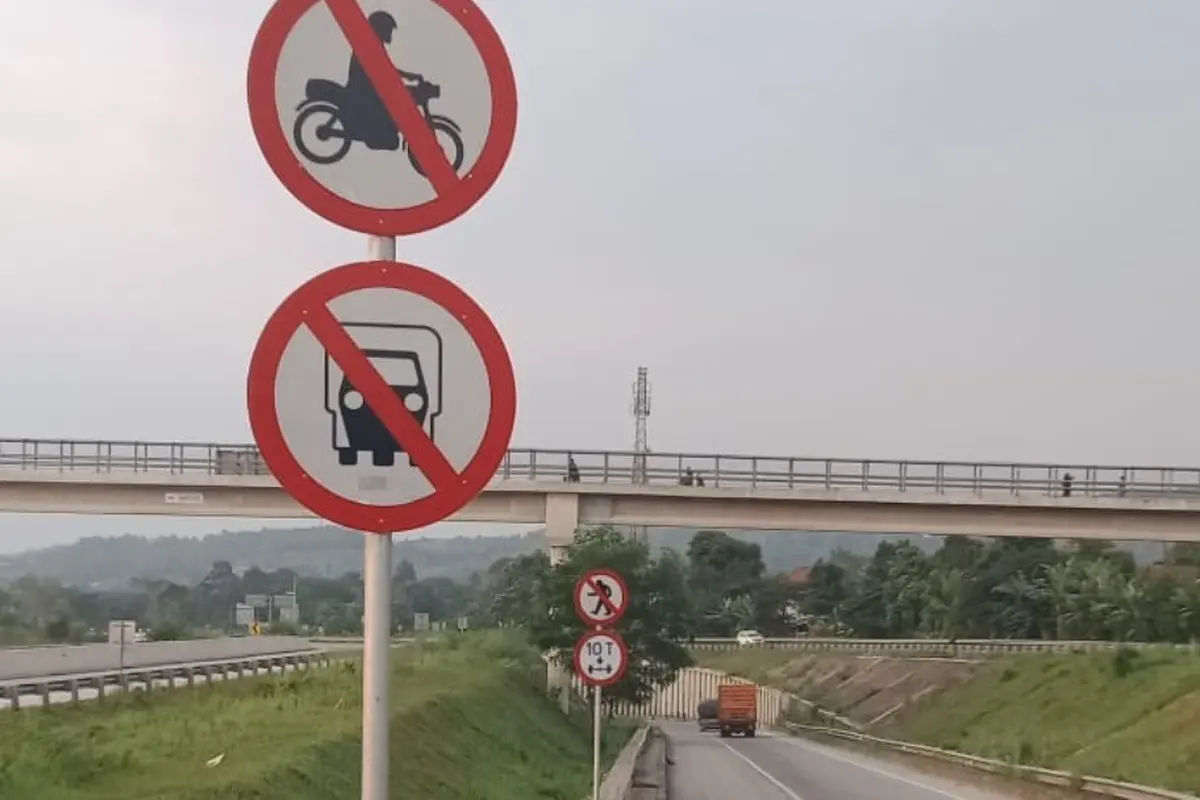 Tanda kendaraan roda dua dan tiga dilarang masuk tol