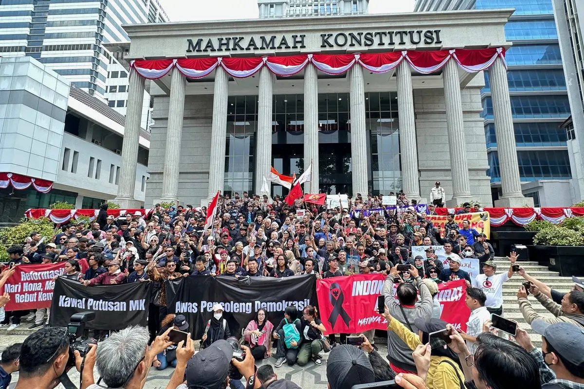 Massa aksi unjuk rasa kawal putusan Mahkamah Konstitusi (MK) atas UU Pilkada berhasil menggeruduk halaman Gedung MK, Jakarta Pusat.