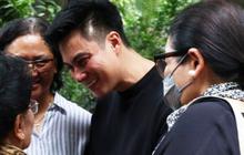 Ayah Meninggal Dunia, Potret Baim Wong Tetap Tegar Sapa Pelayat yang Hadir di Rumah Duka