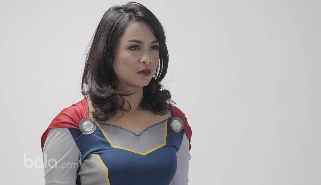 Memiliki orang tua pepanah habat membuat Dellie Threesyadinda, sudah mengenal olahraga panah sejak dirinya masih berusia lima tahun. (Bola.com/Vitalis Yogi Trisna)