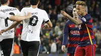 Penyerang Barcelona, Neymar, (kanan) terancam sanksi setelah menampar bek Valencia, Antonio Barragan, di Camp Nou, Minggu (17/4/2016). (EPA/Peter Powell)