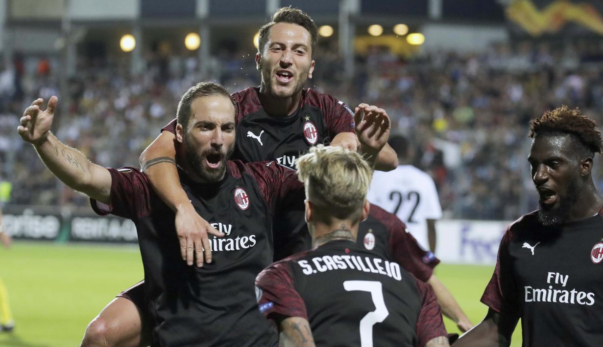 Para pemain AC Milan merayakan gol yang dicetak oleh Gonzalo Higuain ke gawang F91 Dudelange pada laga Liga Europa di StadionJosy Bathel, Letzebuerg, Kamis (20/9/2018). AC Milan menang 1-0 atas F91 Dudelange. (AP/Olivier Matthys)