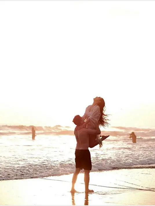 "happy sunday from us," tulis Selvi sebagai keterangan fotonya. Keceriaan dan kemesraan pasangan kekasih ini begitu terlihat. Selvi digendong sang kekasih yang telanjang dada hingga terlihat dua tatonya. (Instagram/selvikitty)