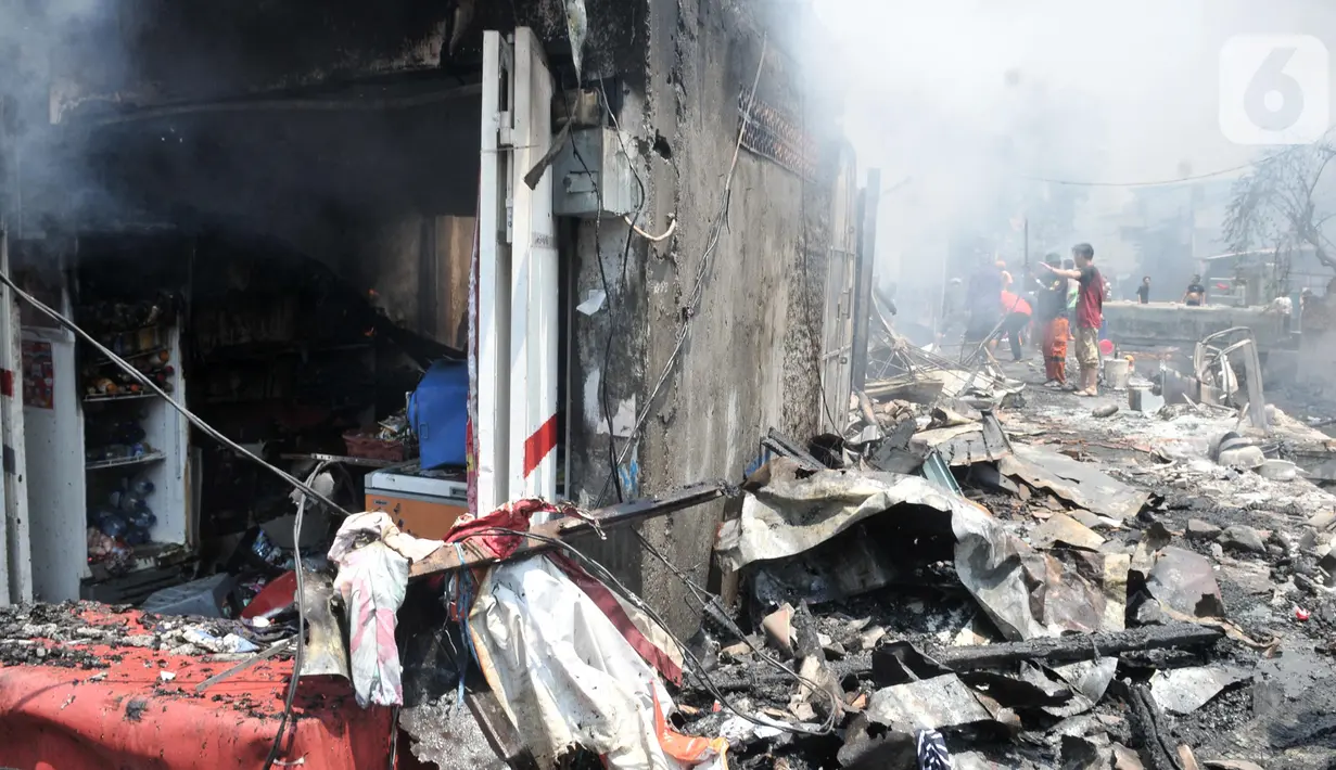 Petugas dibantu warga berusaha menjinakkan api yang melahap permukiman di Jalan Kebon Jeruk 13, Taman Sari, Jakarta Barat, Minggu (6/10/2019). Kebakaran diduga akibat anak bermain korek api. (merdeka.com/Iqbal Nugroho)