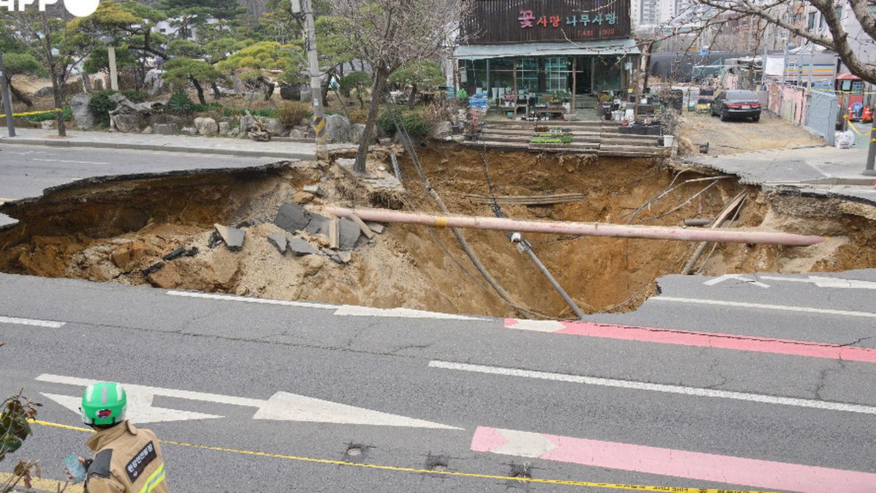 Video Detik-Detik Lubang Raksasa Tiba-Tiba Muncul di Jalanan Seoul, Satu Pengendara Tewas