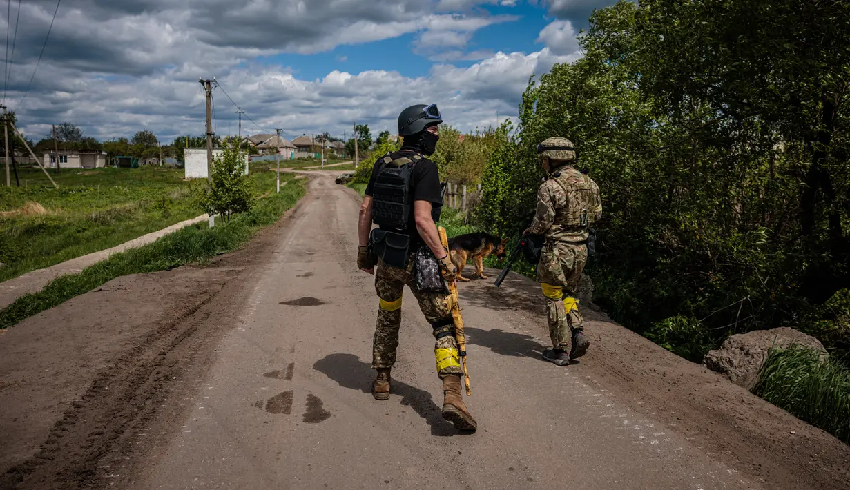 <p>Tentara unit pasukan khusus Ukraina Kraken berjalan di jalan di desa Rus'ka Lozova, utara Kharkiv, pada 16 Mei 2022. Ukraina mengatakan pasukannya telah menguasai kembali wilayah di Perbatasan Rusia dekat kota terbesar kedua di negara itu Kharkiv, yang terus-menerus diserang sejak invasi Moskow dimulai. (Dimitar DILKOFF / AFP)</p>