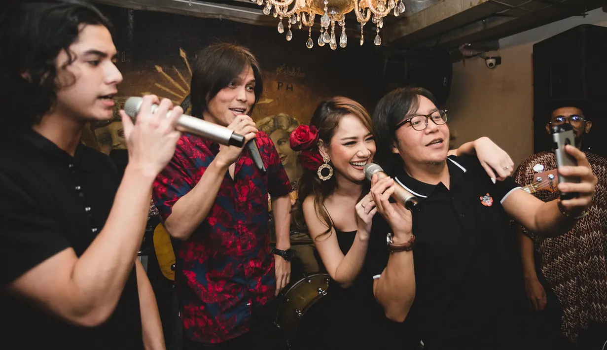 Bahkan, BCL pun juga bernyanyi bersama dengan teman-temannya yang hadir seperti Once, Ari Lasso dan Al Ghazali. Perayaan ulang tahun ke-35 ini justru terasa seperti pesta ulang tahun sweet seventeen.  (Instagram/bclsinclair)