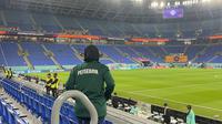 Menggunakan jaket Persebaya, seorang Bonek menyaksikan pertadingan Piala Dunia 2022 di Stadion 974. (Dokumentasi Pribadi)