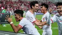 Pemain Timnas Indonesia U-23, Ramadhan Sananta (kiri), Nathan Tjoe-A-On, Arkhan Fikri, dan Witan Sulaeman meluapkan kegembiraannya setelah menang atas Korea Selatan U-23 pada laga perempat final Piala Asia U-23 2024 di Abdullah bin Nasser bin Khalifa Stadium, Qatar, Jumat (26/04/2024) WIB. Skuad Garuda Muda menang dengan skor 11-10 melalui babak adu penalti. (Dok. PSSI)