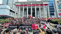 Massa aksi unjuk rasa kawal putusan Mahkamah Konstitusi (MK) atas UU Pilkada berhasil menggeruduk halaman Gedung MK, Jakarta Pusat. (Nanda Perdana Putra).