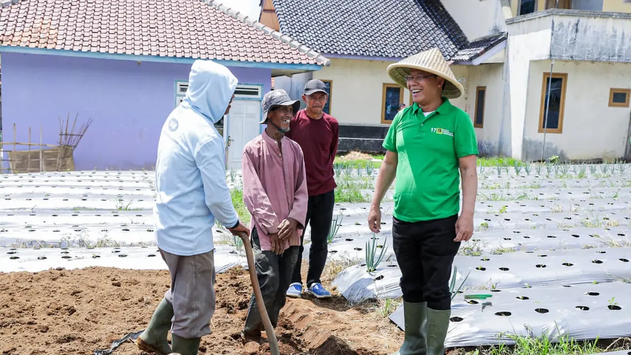 Plt Ketua Umum Partai Persatuan Pembangunan (PPP) Muhamad Mardiono menyambangi Desa Cisarua, Kecamatan Sukaraja, Kabupaten Sukabumi, Jawa Barat, Sabtu, 6 januari 2024. (Dok PPP)
