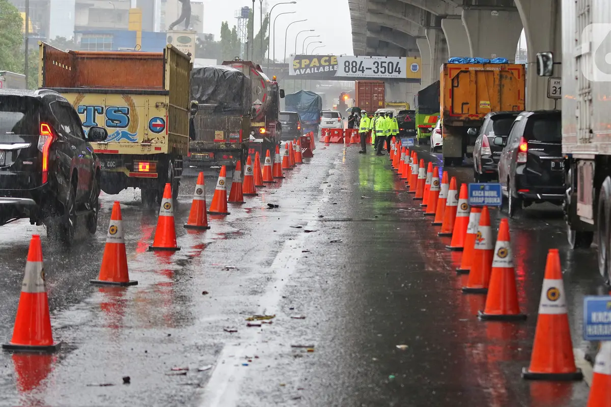 H-6 Lebaran, Puluhan Kendaraan di Tol Cikarang Barat Langgar Larangan Mudik