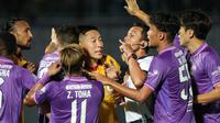 Pemain Persik Kediri, Arthur Irawan (tengah) bersitegang dengan wasit saat laga pekan pertama BRI Liga 1 2022/2023 antara Persita Tangerang melawan Persik Kediri di Indomilk Arena, Tangerang, Senin (25/07/2022). (Bola.com/Bagaskara Lazuardi)