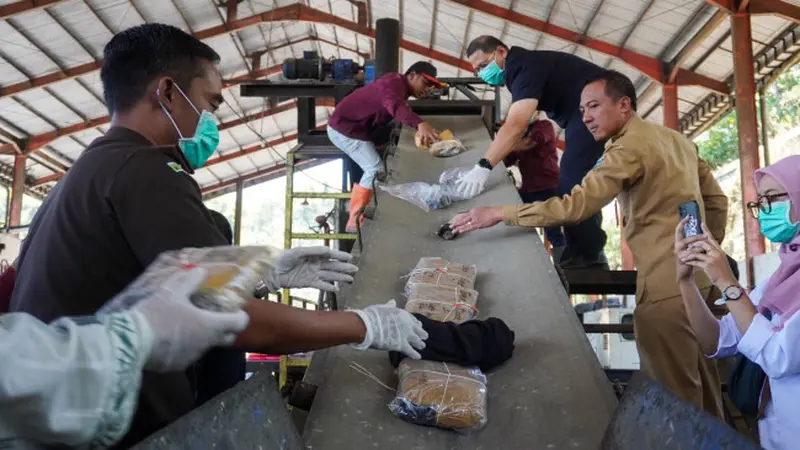 Kejaksaan Musnahkan BB Narkoba Pakai Alat Penghancur Sampah TPA Tlekung Kota Batu