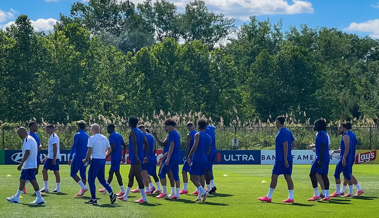Pengalaman unik didapatkan jurnalis KLY Sports, Hery Kurniawan saat sesi tersebut berlangsung. Para jurnalis yang tidak semuanya datang dari Prancis sempat terpana ketika sejumlah bintang LesBleus berjalan keluar dari ruang ganti menuju lapangan latihan. (Bola.com/Hery Kurniawan/Adv/Powerade)