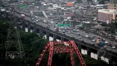 Kendaraan melintasi ruas jalan tol di kawasan Ancol, Jakarta, Selasa (13/1/2015). (Liputan6.com/Faizal Fanani)
