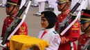 Rani Noerinsan merupakan pembawa baki saat upacara penurunan bendera. Rani adalah siswi SMAN 3 Gorontalo. (dok. Merdeka/©2016 blogspot.com)