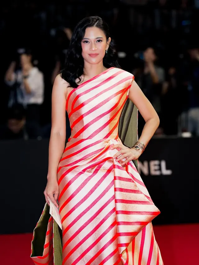 Pesona Menyala Dian Sastrowardoyo Berbalut Striped Gown Sebastian Gunawan di BIFF 2025
