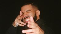 Drake memberi kejutan mahasiswa University of Miami karena memberikan beasiswa secara tiba-tiba bagi seorang mahasiswi di sana. (instagram/champagnepapi)