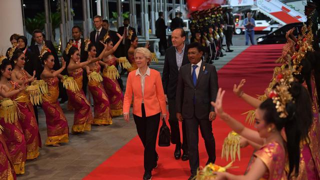 Presiden Komisi Eropa Ursula von der Leyen (kiri) didampingi Menteri Kominfo Johnny G. Plate (kanan) berjalan menuju Terminal VVIP I Bandara I Gusti Ngurah Rai, Badung, Bali, Minggu (13/11/2022).