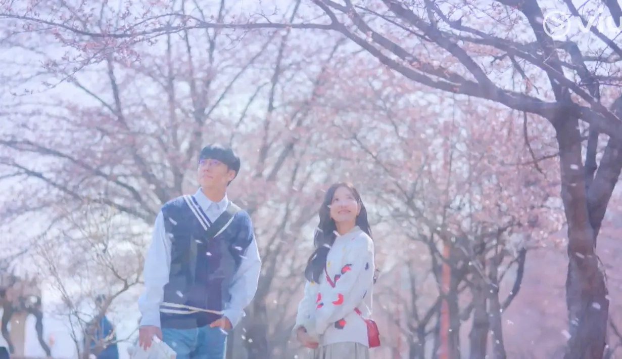 Momen saat keduanya mulai berpacaran. Sakura di musim semi seolah menggambarkan perasaan Kim Jung Ho dan kim Yu Ri. (Foto: Viu)