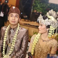 Di acara yang sakral, yakni akad nikah, terdapat sederet momen lucu yang pastinya mengundang tawa semua orang yang hadir. Pertama, saat memasangkan cincin di jemari wanita yang telah resmi dinikahinya. (Nurwahyunan/Bintang.com)