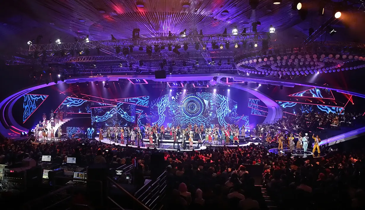 "Malam ini saya bangga jadi warga bangsa Indonesia. Hari ini, dengan penuh kerendahan hati, kami menganugerahkan piagam rekor dunia kepada Indosiar sebagai stasiun televisi," ucap Jaya Suprana. (Bambang E Ros/Bintang.com)